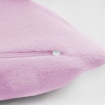 Poszewka frotte 80x80 cm w kolorze wrzosowym, z widocznym zamkiem błyskawicznym. Materiał teksturowany, miękki w dotyku. Produkt leży na jasnym tle, ukazując detale wykończenia.