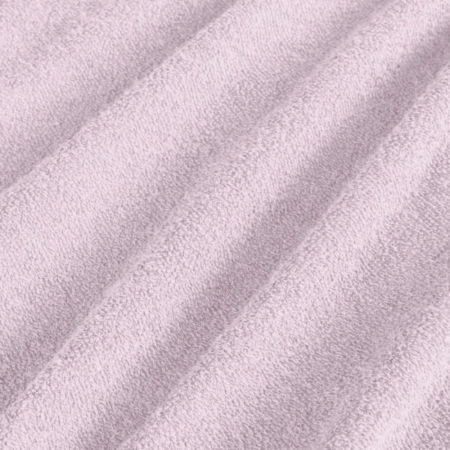 Poszewka frotte 80x80 w kolorze wrzosowym, wykonana z miękkiego materiału o teksturze pętelkowej. Widoczne fałdy materiału, które podkreślają jego elastyczność i mięsistość. Prosta, jednolita barwa.