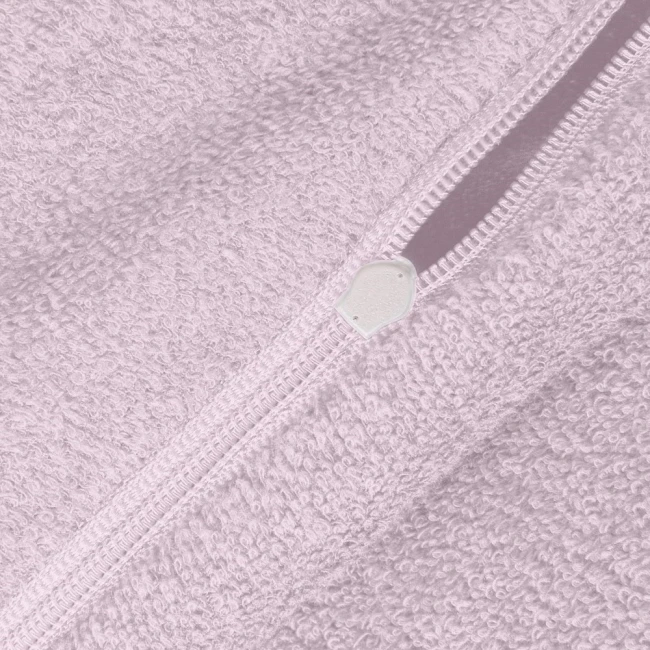 Poszewka frotte 80x80 w kolorze wrzosowym, z widocznym zamkiem błyskawicznym. Materiał ma miękką, teksturowaną powierzchnię, idealną do dekoracji poduszek. Ujęcie zbliżeniowe na detal zamka.