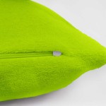 Poszewka frotte w kolorze zielonym o wymiarach 80x80 cm, z widocznym zamkiem błyskawicznym. Materiał o teksturze frotte, lekko zagięta na brzegu, ukazująca miękkość i wykończenie krawędzi. Tło białe.