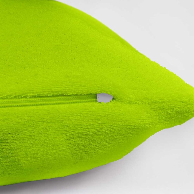 Poszewka frotte w kolorze zielonym o wymiarach 80x80 cm, z widocznym zamkiem błyskawicznym. Materiał o teksturze frotte, lekko zagięta na brzegu, ukazująca miękkość i wykończenie krawędzi. Tło białe.