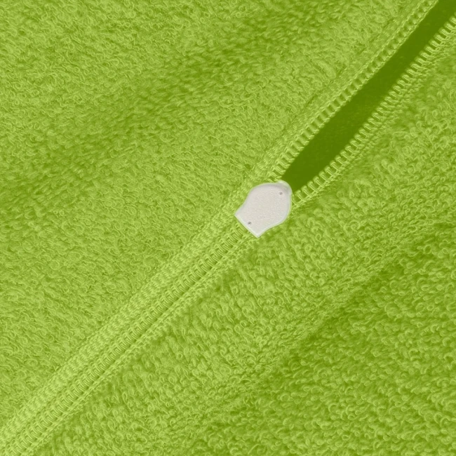 Poszewka frotte 80x80 w jaskrawym zielonym kolorze, widoczny zamek błyskawiczny w białym kolorze. Tekstura materiału miękka i puszysta, idealna do użytku domowego.