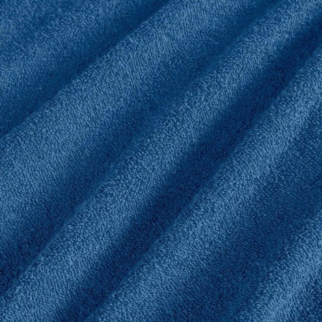 Poszewka frotte 80x80 w kolorze chabrowym, wykonana z miękkiego materiału o teksturowanej powierzchni. Ujęcie z bliska, pokazujące szczegóły tkaniny. Idealna do poduszek, w intensywnym niebieskim odcieniu.