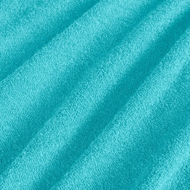 Poszewka frotte 80x80 w kolorze turkusowym, wykonana z miękkiego, teksturowanego materiału. Widoczna struktura tkaniny, ukazująca delikatne włókna. Produkt leży na płasko, co podkreśla jego kolor i fakturę.
