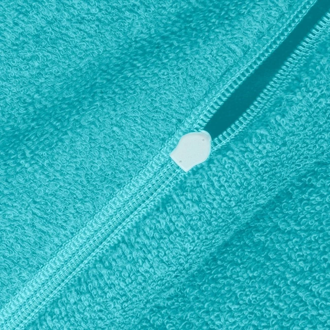 Poszewka frotte 80x80 w kolorze turkusowym z widocznym zamkiem błyskawicznym. Materiał ma miękką, teksturowaną powierzchnię, idealną do dekoracji wnętrz. Zamek jest biały, co kontrastuje z intensywnym kolorem poszewki.