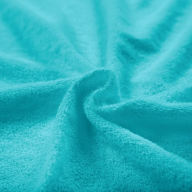 Poszewka frotte 80x80 w kolorze turkusowym, z miękką, teksturowaną powierzchnią. Widok zbliżony, ukazujący plisowanie materiału i jego intensywny kolor.