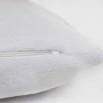 Poszewka frotte 80x80 cm w kolorze białym, widoczna z boku z zamkiem błyskawicznym. Materiał frotte o miękkiej fakturze, idealna do użytku domowego. Tło proste, białe, podkreślające kolor poszewki.