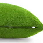Poszewka frotte 40x80 cm w intensywnym zielonym kolorze, o teksturowanej powierzchni. Zamek błyskawiczny z boku ułatwia zakładanie i zdejmowanie. Produkt leży na białym tle, co podkreśla jego kolor i fakturę.