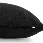Poszewka frotte 40x80 cm w kolorze czarnym, z widocznym zamkiem błyskawicznym. Materiał o teksturowanej powierzchni, lekko zaokrąglony kształt, leżąca na białym tle.