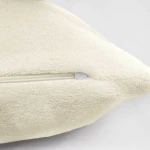 Poszewka frotte w kolorze ecru o wymiarach 40x80 cm, z widocznym zamkiem błyskawicznym. Materiał o miękkiej, teksturowanej powierzchni, idealna do dekoracji poduszek.