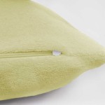 Poszewka frotte 40x80 cm w kolorze kremowym, z widocznym suwakiem. Materiał o teksturowanej powierzchni, miękki i przyjemny w dotyku. Produkt leży na białym tle, co podkreśla jego kolor i fakturę.