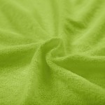 Poszewka frotte 40x80 w intensywnym zielonym kolorze, o miękkiej i teksturowanej powierzchni. Ułożona w złożony sposób, ukazuje delikatne włókna oraz fakturę materiału, idealna do dekoracji poduszek.