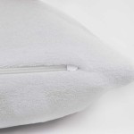 Poszewka frotte 40x80 cm w kolorze białym, z widocznym zamkiem błyskawicznym. Materiał teksturowany, miękki w dotyku. Produkt leży na białym tle, ukazując detal zamka oraz fakturę materiału.