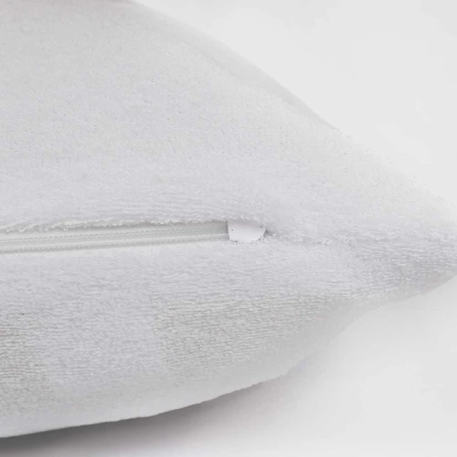 Poszewka frotte 40x80 cm w kolorze białym, z widocznym zamkiem błyskawicznym. Materiał teksturowany, miękki w dotyku. Produkt leży na białym tle, ukazując detal zamka oraz fakturę materiału.