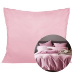 Poszewka satynowa 80x80 w kolorze wrzosowym, leżąca na gładkim tle. Zbliżenie na produkt podkreślające jego gładką teksturę. W tle inne poszewki w odcieniach wrzosu, tworzące spójną aranżację sypialni.