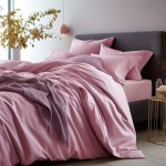 Poszewka satynowa 80x80 w kolorze wrzos, leżąca na łóżku z lekkimi zmarszczkami, obok poduszki i koca w podobnym odcieniu. Tło to jasna ściana z dużym oknem oraz dekoracyjnym kwiatem w wazonie. Wykończenie gładkie i błyszczące.