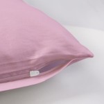 Poszewka satynowa 80x80 w kolorze wrzosowym, leżąca na białym tle. Widoczny zamek wszyty w dolnej części poszewki, tekstura gładka i błyszcząca. Brzeg delikatnie zaokrąglony, materiał miękki i elegancki.