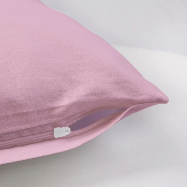 Poszewka satynowa 80x80 w kolorze wrzosowym, leżąca na białym tle. Widoczny zamek wszyty w dolnej części poszewki, tekstura gładka i błyszcząca. Brzeg delikatnie zaokrąglony, materiał miękki i elegancki.