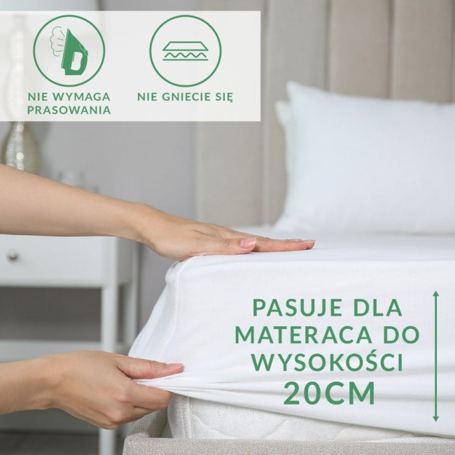 Prześcieradło frotte z gumką w kolorze popielatym, w rozmiarze 80x180 cm, pasujące do materaca o wysokości do 20 cm. Widoczna ręka naciągająca materiał na materac, z czytelnym napisem PASUJE DLA MATERACA DO WYSOKOŚCI 20CM.