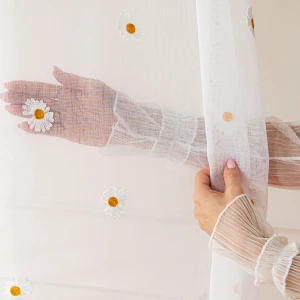 Firana gotowa BELLIS na etaminie w stokrotki, haftowana na taśmie, z ołowianką 300 x 160 cm, biała