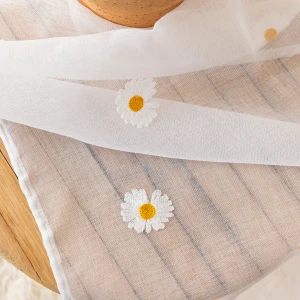 Firana gotowa BELLIS na etaminie w stokrotki, haftowana na taśmie, z ołowianką 300 x 160 cm, biała