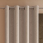 Zasłona gotowa welwetowa w kolorze ciemno kremowym, o wymiarach 140x230 cm, z przelotkami. Widok z przodu, zawieszona na karniszu, z miękką, teksturowaną powierzchnią. Tło w neutralnym odcieniu, podkreślające kolor zasłony.