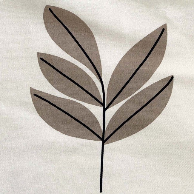 Pościel satynowa w kolorze białym, o wymiarach 220x200 cm, z geometrycznym wzorem w beżu i czerni. Na tle widoczny detal liścia z delikatnymi odcieniami brązu, wyraźnie konturowany czarnymi liniami.