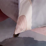 Pościel satyna bawełniana 220x240 Satynlove Premium w kolorze różowym i szarym, z delikatnym kwiatowym wzorem. Złożona, widok z góry, ukazujący szczegóły tkaniny oraz subtelne odcienie. Bez widocznych napisów lub logo.