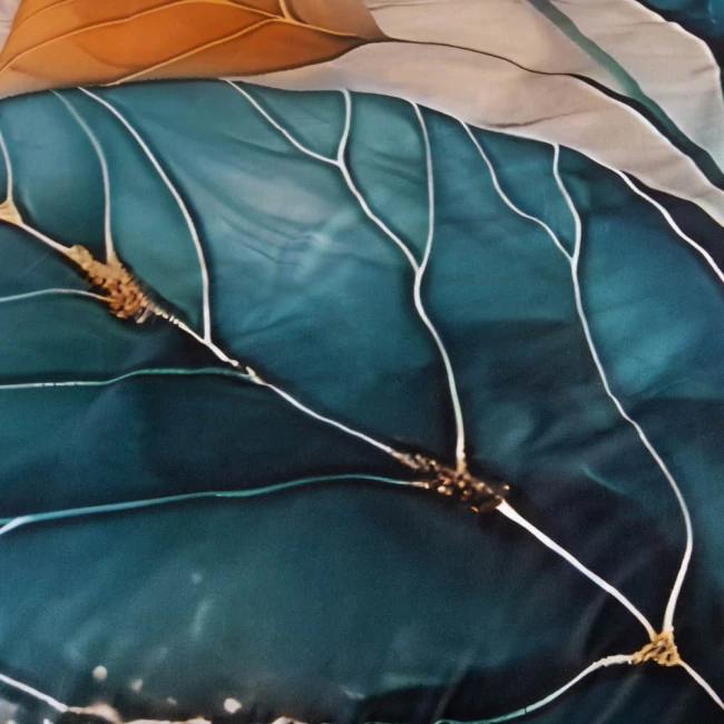 Pościel satyna bawełniana 220x200 w kolorze turkusowym i złotym z motywem liści. Ujęcie z góry, pokazujące szczegóły wzoru.