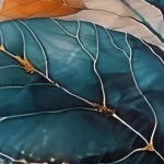 Pościel satyna bawełniana 220x240 w kolorze turkusowym i złotym z motywem liści. Ujęcie z góry, pokazujące szczegóły wzoru.