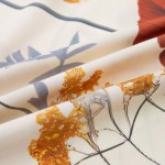 Pościel satyna bawełniana 220x240 cm w kremowej kolorystyce, zdobiona czerwonymi polnymi kwiatami i delikatnymi ciemnoniebieskimi liśćmi. Materiał jest gładki i błyszczący, złożony w falach na neutralnym tle.