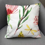 Poszewka dekoracyjna bawełniana 40x40 Sunny Bloom biała w kolorowe letnie kwiaty, Cottonlove