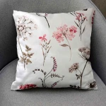 Poszewka dekoracyjna bawełniana 40x40 Soft Meadow biała w kolorowe wiosenne kwiaty, Cottonlove