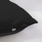 Poszewka satynowa 70x80 w kolorze czarnym, leżąca na jasnym tle. Widoczny zamek błyskawiczny oraz gładka, lśniąca tekstura materiału, podkreślająca elegancki wygląd. Idealna do stylizacji wnętrz.