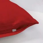 Poszewka satynowa 70x80 w intensywnym odcieniu czerwieni, leżąca na białym tle. Widoczne zapięcie na suwak, gładka struktura materiału, brak wzorów i napisów. Produkt w nowym stanie, idealny do dekoracji poduszek.