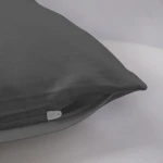 Poszewka satynowa 70x80 w kolorze szarym, leżąca na jasnym tle, z widocznym zamkiem błyskawicznym w dolnej części. Materiał o gładkiej, błyszczącej fakturze, ukazujący minimalistyczny design bez wzorów.