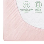Różowe prześcieradło jersey z gumką 60x120, ukazane z boku. Widoczne detale: elastyczna, szeroka guma obszyta na całym obwodzie, materiał o delikatnej, teksturowanej fakturze.