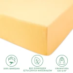 Prześcieradło jersey z gumką 80x160 w kolorze żółtym, wykonane w 100% z bawełny, z widoczną gładką fakturą. Produkt leży na płaskiej powierzchni, widoczne krawędzie i gumka. Na tle białym, z czytelnymi napisami o właściwościach materiałowych.