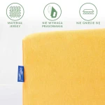 Prześcieradło jersey z gumką 80x160 w kolorze żółtym, leżące na białym tle. Widoczna tekstura materiału oraz niebieska metka. Grafiki informacyjne: materiał jersey, nie wymaga prasowania, nie gniecie się.