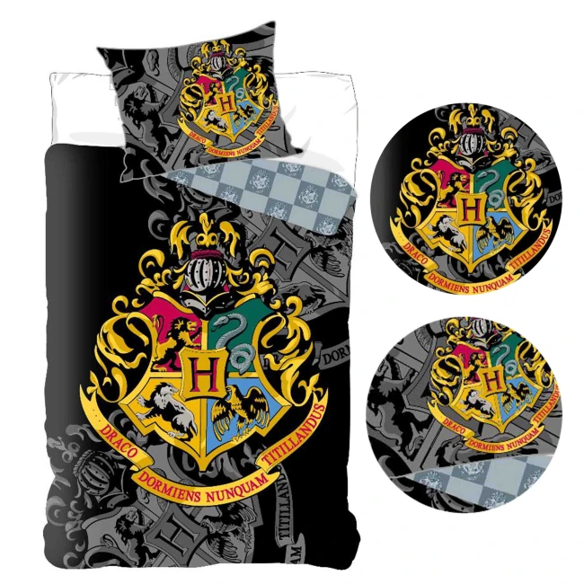  Czarna pościel Harry Potter z dużym kolorowym herbem Hogwartu i szarym wzorem na drugiej stronie 