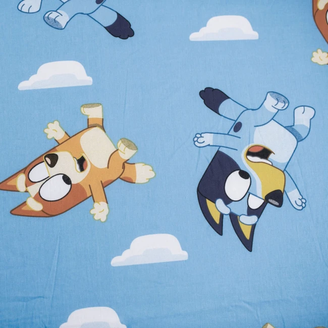 Prześcieradło bawełniane dziecięce z gumką 90x200 Bluey, niebieskie