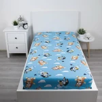 Prześcieradło bawełniane dziecięce z gumką 90x200 Bluey, niebieskie