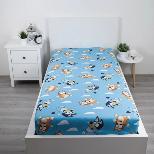 Prześcieradło bawełniane dziecięce z gumką 90x200 Bluey, niebieskie