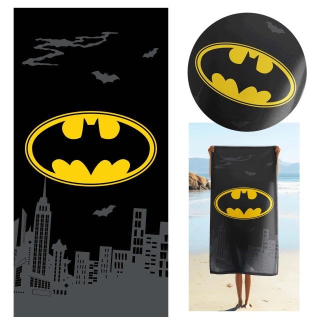  Czarny ręcznik dziecięcy Batman z dużym żółtym logo nietoperza, szarymi budynkami Gotham i sylwetkami nietoperzy 