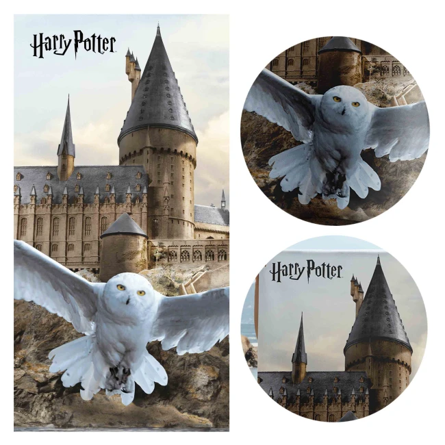  Ręcznik dziecięcy Harry Potter z zamkiem Hogwart, białą sową Hedwigą w locie i logo Harry Potter na jasnym tle 