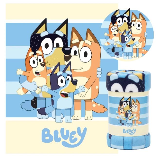  Jasny koc Bluey z rodziną piesków, niebieskimi pasami i dużym napisem Bluey na dole wzoru 