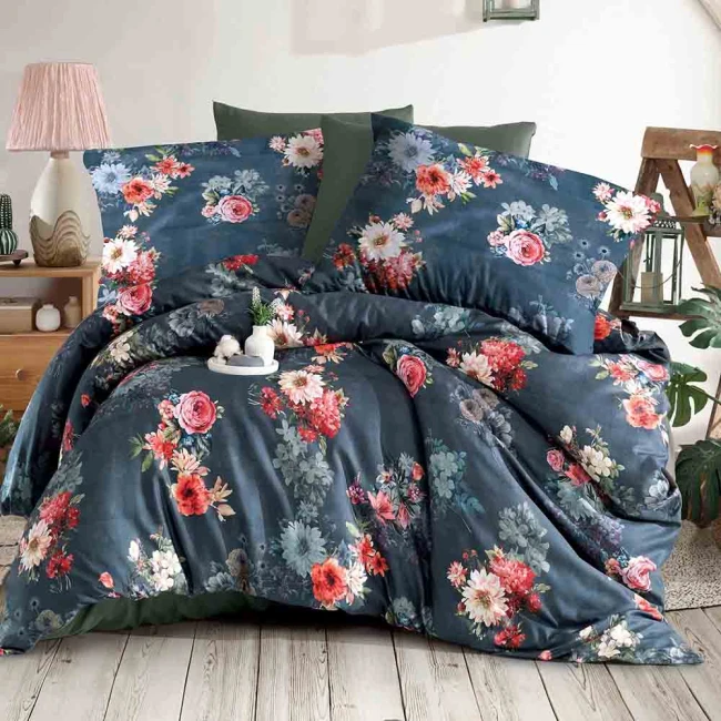  Granatowa pościel satynowa z bukietowym wzorem kwiatów w odcieniach różu, czerwieni, bieli i błękitu 