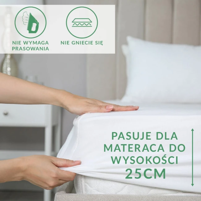 Prześcieradło frotte z gumką w kolorze ecru, ułożone na materacu, z wyraźnym napisem pasuje dla materaca do wysokości 25CM. W zbliżeniu na gumkę, dłonie pokazują łatwość zakładania. Proste, jasne tło.