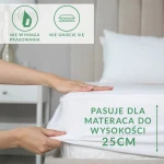Prześcieradło frotte z gumką w kolorze ecru, ułożone na materacu, z wyraźnym napisem pasuje dla materaca do wysokości 25CM. W zbliżeniu na gumkę, dłonie pokazują łatwość zakładania. Proste, jasne tło.