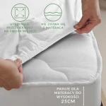 Prześcieradło jersey z gumką, rozłożone na materacu, z widocznymi elastycznymi bokami. Detal zbliżenia na fakturę materiału oraz grafika informacyjna o dopasowaniu do materaców o wysokości do 25 cm. Tło neutralne.